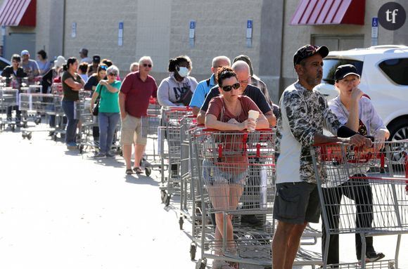 Queues dans les supermarchés américains pendant l'épidémie de coronavirus le 19 mars à Altamonte Springs