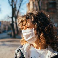 Un masque en tissu est-il réellement efficace ? Les réponses de Stop Postillons