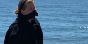 Amy Schumer réinterprète "Portrait de la jeune fille en feu" dans une vidéo mordante