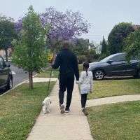 Ce père noir explique pourquoi il sort toujours se promener avec ses filles et son chien