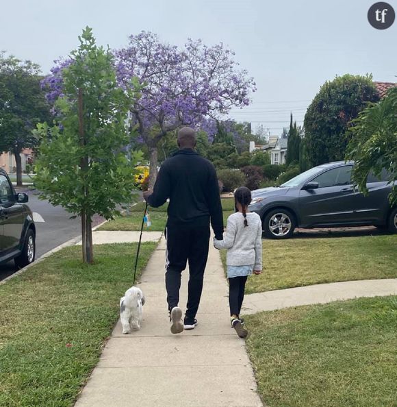Ce père noir explique pourquoi il sort toujours se promener avec sa fille et son chien