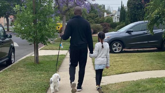 Ce père noir explique pourquoi il sort toujours se promener avec ses filles et son chien