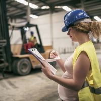 La peur du regard des autres mettrait les femmes enceintes en danger au travail