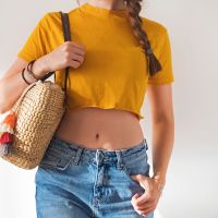 Un Français sur deux veut interdire le crop top à l'école (et c'est inquiétant)