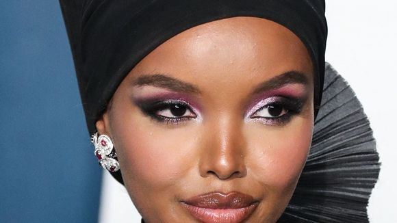 La mannequin Halima Aden quitte la mode qui veut cacher son hijab