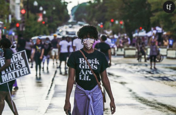 Manifestant sur la Black Lives Matter Plaza de Washington D.C. le 27 juin 2020