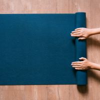 5 postures faciles de yoga pour booster son moral