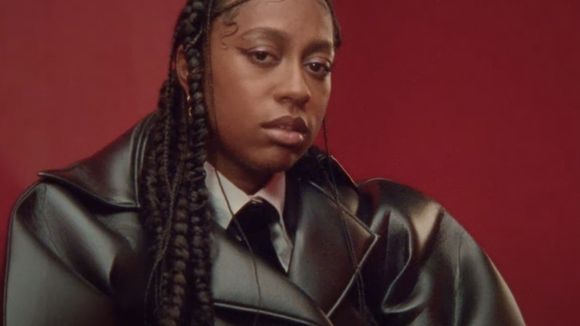 La chanteuse anaiis lance un projet pour la santé mentale des femmes racisées