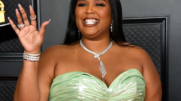 Lizzo poste un selfie nu non-retouché pour combattre la "distorsion numérique"