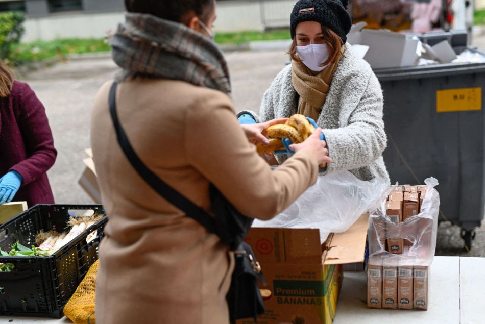 L'association Gaelis distribue des paniers-repas pour les etudiants en situation de precarite sur le campus universitaire de la Doua en décembre 2020.