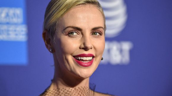 Charlize Theron va produire un film Netflix féministe sur les surfeuses