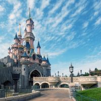 Empêchée d'allaiter à Disneyland Paris par des agents de sécurité : la photo qui crée le tollé