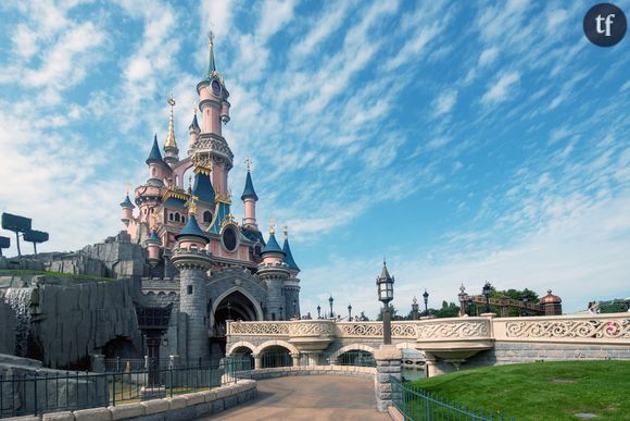 Empêchée d'allaiter à Disneyland Paris par des agents de sécurité : la photo qui crée le tollé