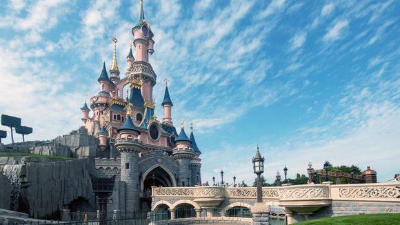 Empêchée d'allaiter à Disneyland Paris par des agents de sécurité : la photo qui crée le tollé