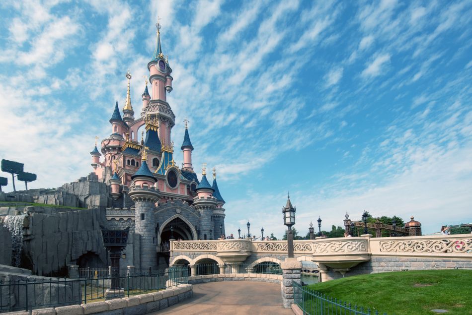 Empêchée d'allaiter à Disneyland Paris par des agents de sécurité : la photo qui crée le tollé