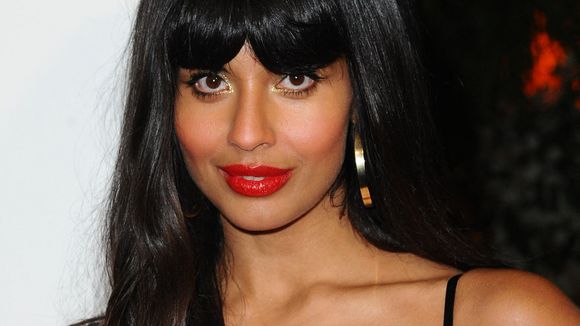 Jameela Jamil s'agace de la comparaison sexiste entre Jennifer Garner et Jennifer Lopez