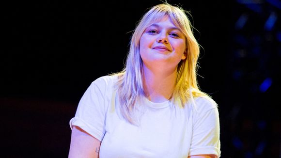 "Ca me fait peur" : Louane choquée par l'agression d'une petite fille de 6 ans