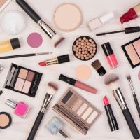 Du maquillage à risque pour les femmes enceintes : une association alerte