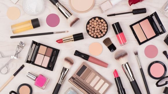 Du maquillage à risque pour les femmes enceintes : une association alerte