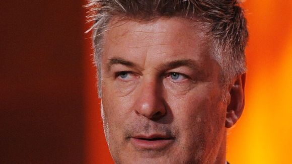 Alec Baldwin tue la directrice de la photo sur un tournage de film : que s'est-il passé ?