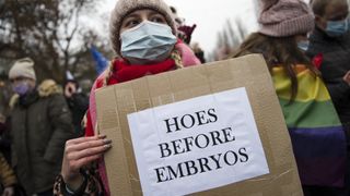 La Pologne dans la rue après la mort d'Izabel, première victime de la loi anti-avortement
