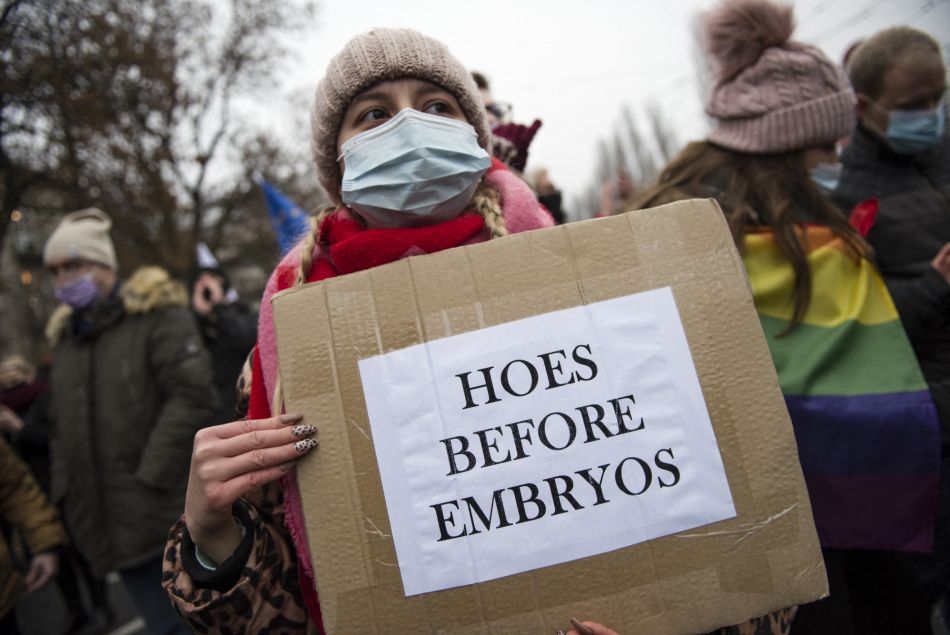 Une militante pro-avortement manifeste à Varsovie, le 13 décembre 2020.