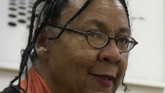 "Quelle perte immense" : l'autrice afroféministe majeure bell hooks est décédée