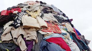 Voici où finissent les vêtements que vous donnez