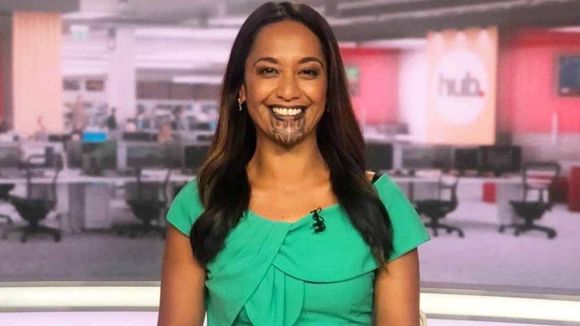Oriini Kaipara devient la première présentatrice de JT dotée d'un tatouage maori au menton