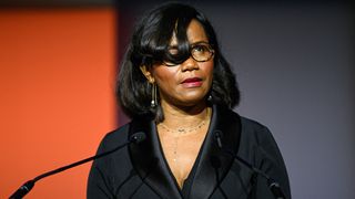 Elisabeth Moreno défend le droit des femmes à porter le voile sur un terrain de foot