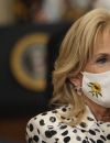  Dr. Jill Biden et son masque tournesol en soutien à l'Ukraine à Washington le 28 février 2022 