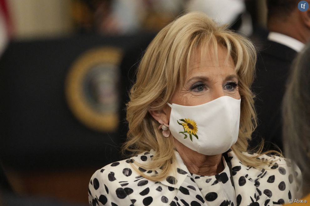  Dr. Jill Biden et son masque tournesol en soutien à l&#039;Ukraine à Washington le 28 février 2022 