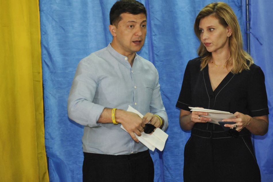 Volodymyr Zelensky et sa femme Olena Zelenska lors des élections législatives le 21 juillet 2019