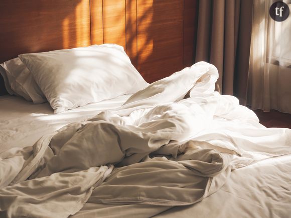 Des vidéos virales alertent quant aux risques sanitaires de faire son lit en se levant.