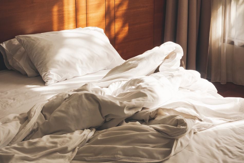 Des vidéos virales alertent quant aux risques sanitaires de faire son lit en se levant.