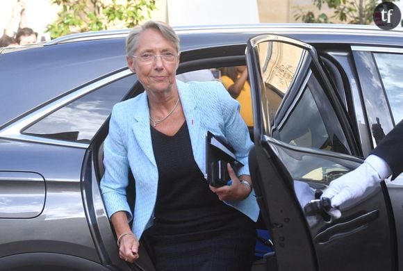 L'ancienne ministre du Travail Elisabeth Borne arrive pour une cérémonie de passation de pouvoir dans la cour de l'hôtel de Matignon, le 16 mai 2022