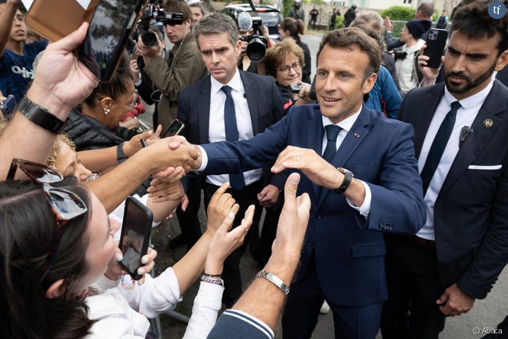 Emmanuel Macron visite une brigade de gendarmerie avec le ministre français de l&#039;Intérieur Gérald Darmanin à Gaillac, le 9 juin 2022