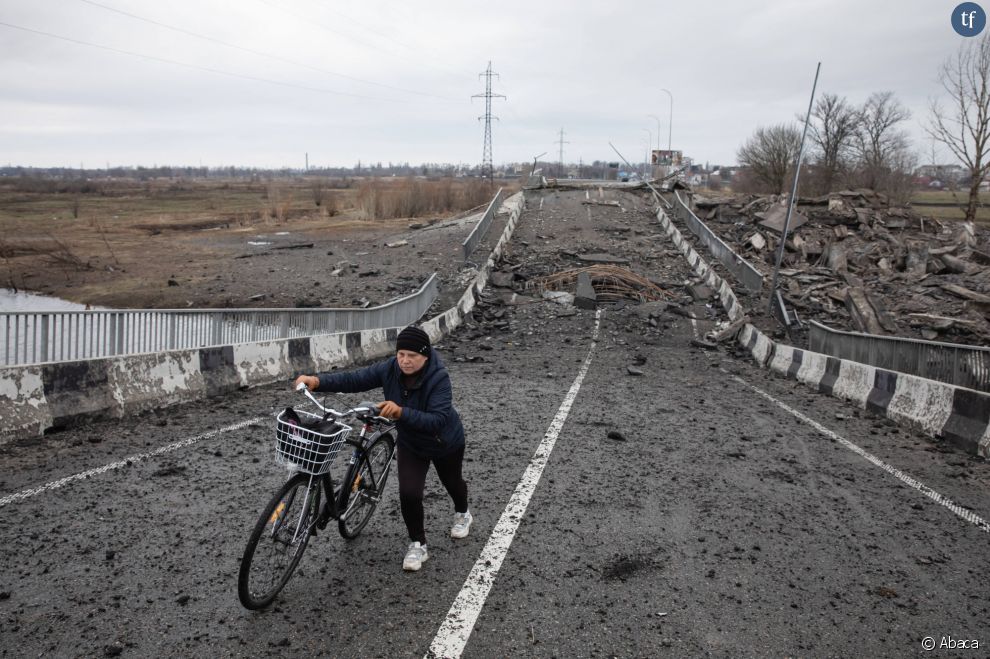  Une femme traverse un pont détruit à l&#039;entrée de Borodianka après une attaque russe en Ukraine 