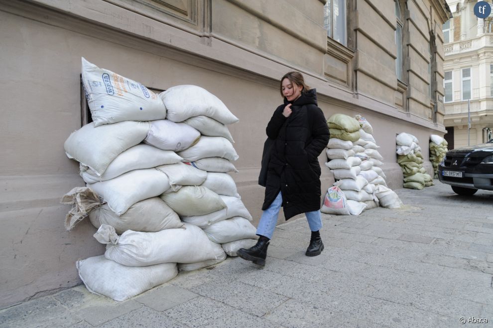  Une femme passe une barricade de sacs de sable à Lviv pendant l&#039;invasion russe le 24 février 2022 