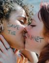 Deux jeunes femmes s'embrassent lors de la marche pour le climat à Paris, 25 mars 2022