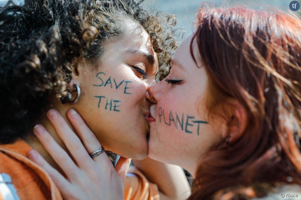 Deux jeunes femmes s&#039;embrassent lors de la marche pour le climat à Paris, 25 mars 2022