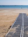 L'handi-plage de Saint-Cast-Le-Guildo et son tapis permettant aux personnes en situation de handicap d'accèder à la plage.