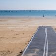 L'handi-plage de Saint-Cast-Le-Guildo et son tapis permettant aux personnes en situation de handicap d'accèder à la plage.