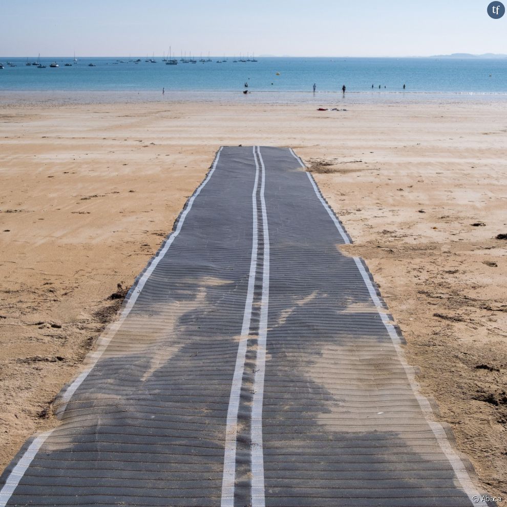 L&#039;handi-plage de Saint-Cast-Le-Guildo et son tapis permettant aux personnes en situation de handicap d&#039;accèder à la plage.