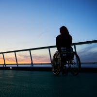 Kenza, en fauteuil roulant, filme l'inaccessibilité des plages (et c'est éloquent)