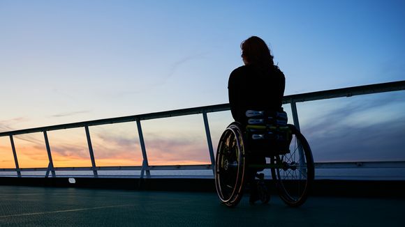 Kenza, en fauteuil roulant, filme l'inaccessibilité des plages (et c'est éloquent)