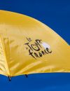 Le logo du Tour de France sur un parasol