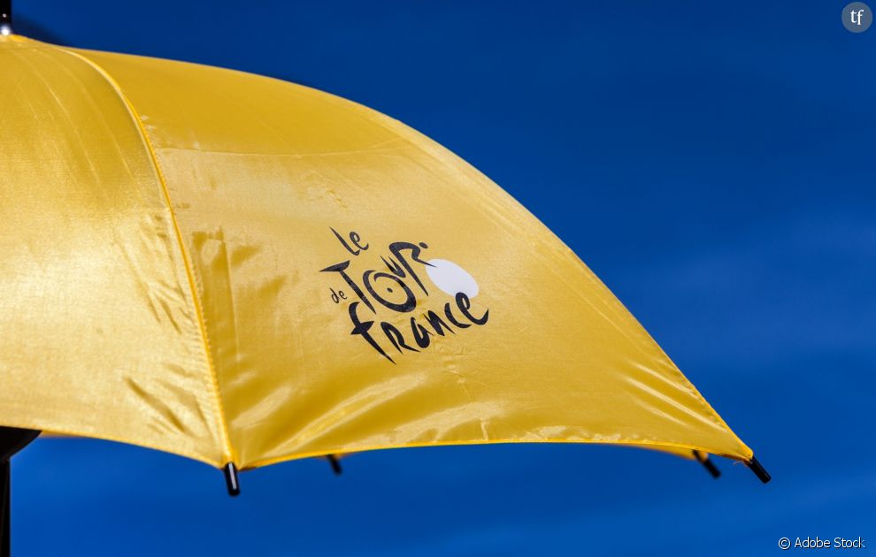Le logo du Tour de France sur un parasol