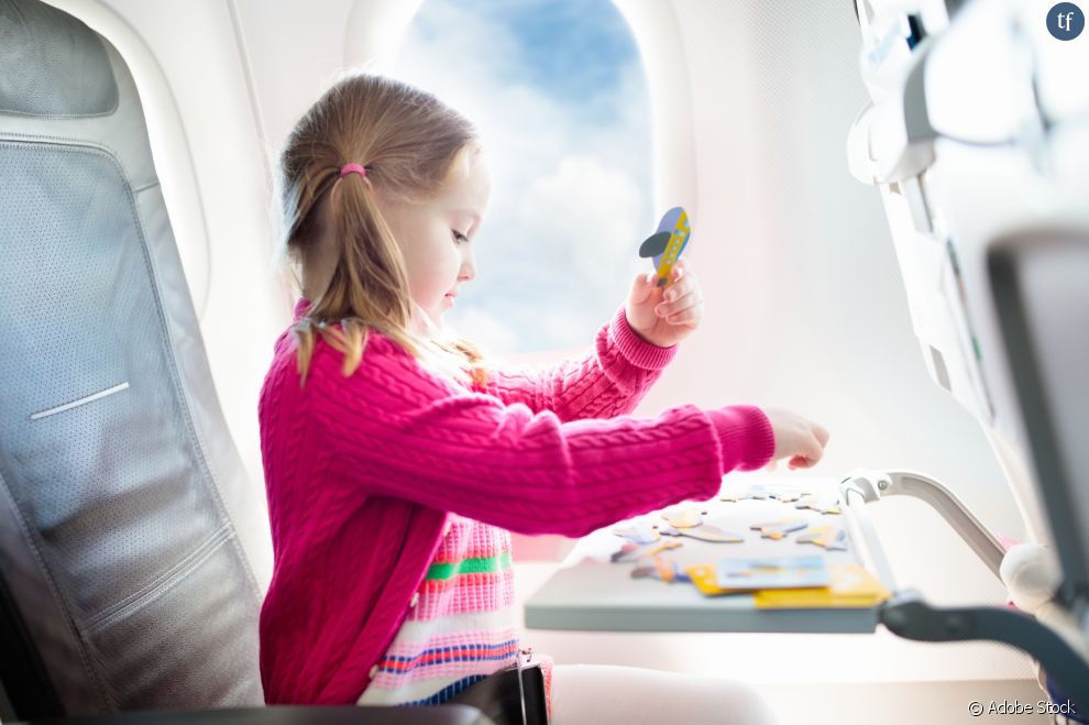 Des enfants dans un avion.
