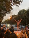 Les citoyennes iraniennes sont descendues dans les rues et ont retiré leur voile ou l'ont brûlé pour protester contre les humiliations et violences faites aux femmes en Iran.
